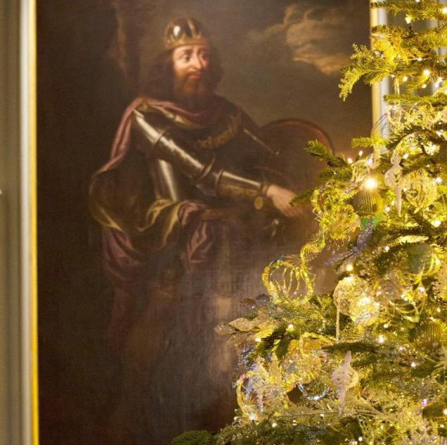 Елизабет II украси двореца за Коледа (Вижте как грейна празнично Бъкингам - Снимки+Видео)