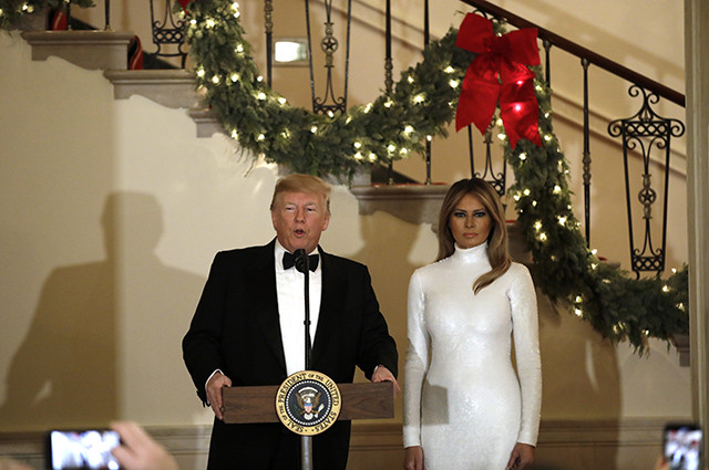 Мелания Тръмп блестяща на Коледния бал в Белия дом (Вижте впечатляващата й визия)