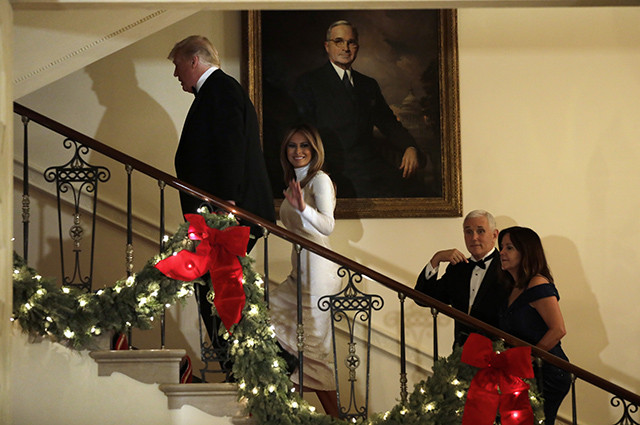 Мелания Тръмп блестяща на Коледния бал в Белия дом (Вижте впечатляващата й визия)