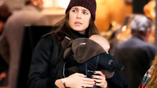 Спипаха Шарлот Казираги с бебето на летище Париж (Папарашки снимки)