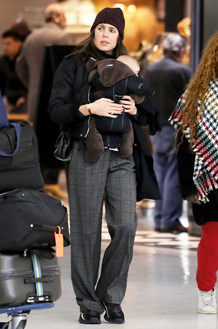 Спипаха Шарлот Казираги с бебето на летище Париж (Папарашки снимки)
