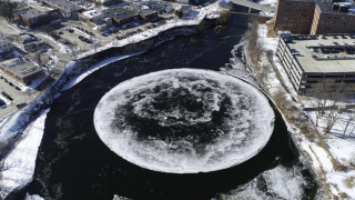 Феномен: Леден диск като луната се появи насред река (Снимки и видео)