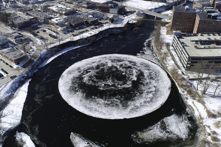Феномен: Леден диск като луната се появи насред река (Снимки и видео)
