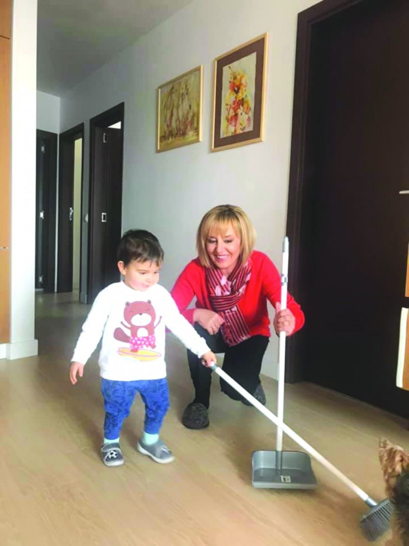 Мая Манолова си намери отмяна за домашната работа (ФОТО)