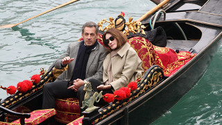 Карла Бруни и Никола Саркози на романтична почивка във Венеция (Вижте как отбелязаха 11 г от брака си)