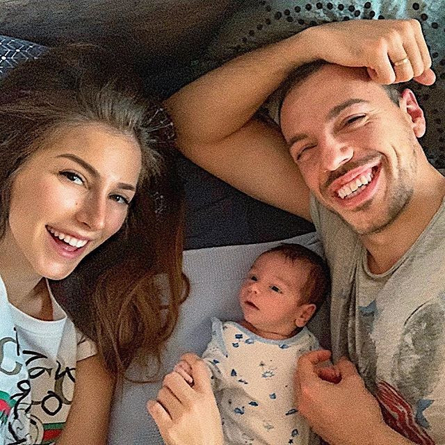 Александра и Даниел Петканов следят бебето си денонощно заради профила му в Инстаграм (Вижте още)