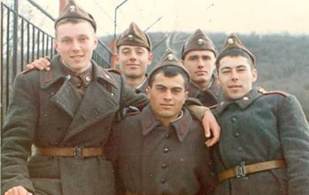 Един от тези войници днес е известен певец. Можете ли да познаете кой е той?