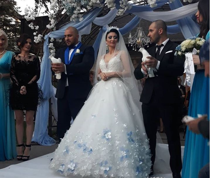 С  ромски оркестър и бели гълъби Софи Маринова отпразнува сватбата си (Видео и снимки)