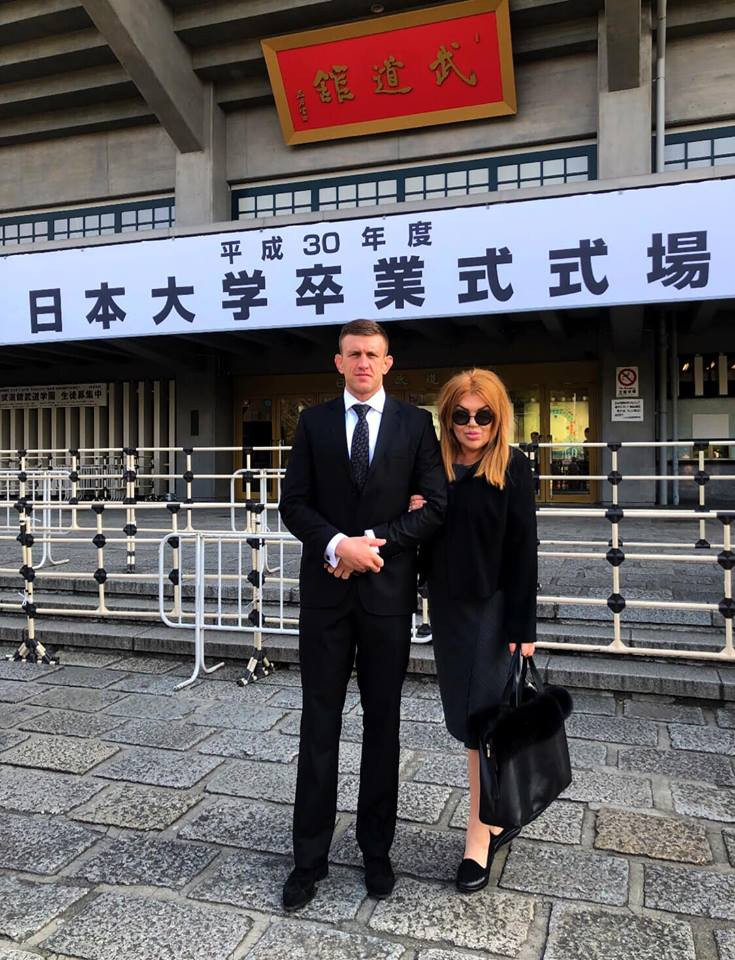 Любимият на Ваня Червенкова се дипломира в Япония! (бизнесдамата сияе до него)