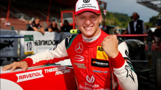 Шумахер отново във Формула 1 (И отново с любимия си тим)