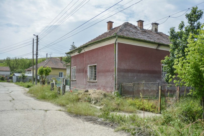 Корнелия Нинова заряза бащинията си (Вижте в каква порутена къща живее майка й)