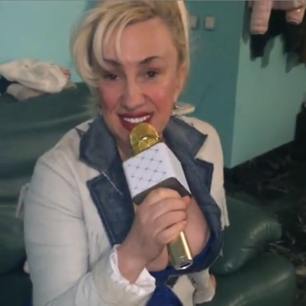 Сашка Васева пее със златен микрофон