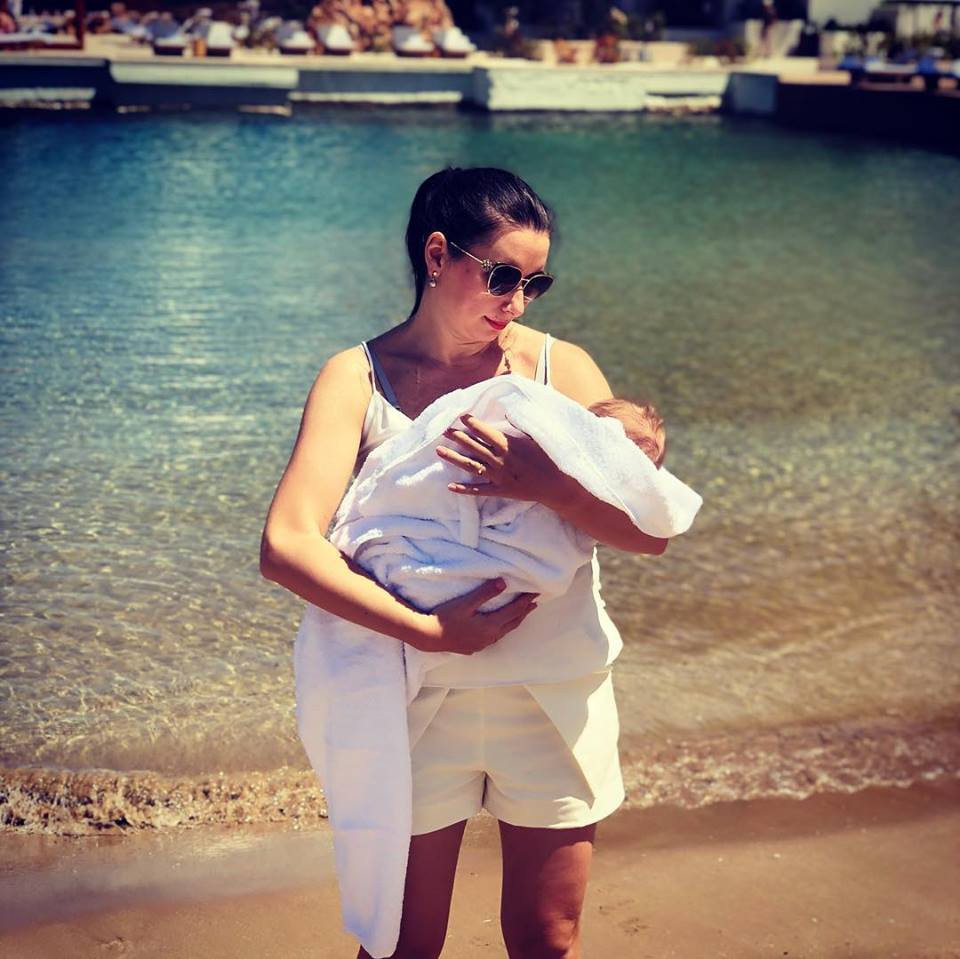 Наталия Кобилкина и Такис Дретакис заведоха бебето на първото море! (виж тук)