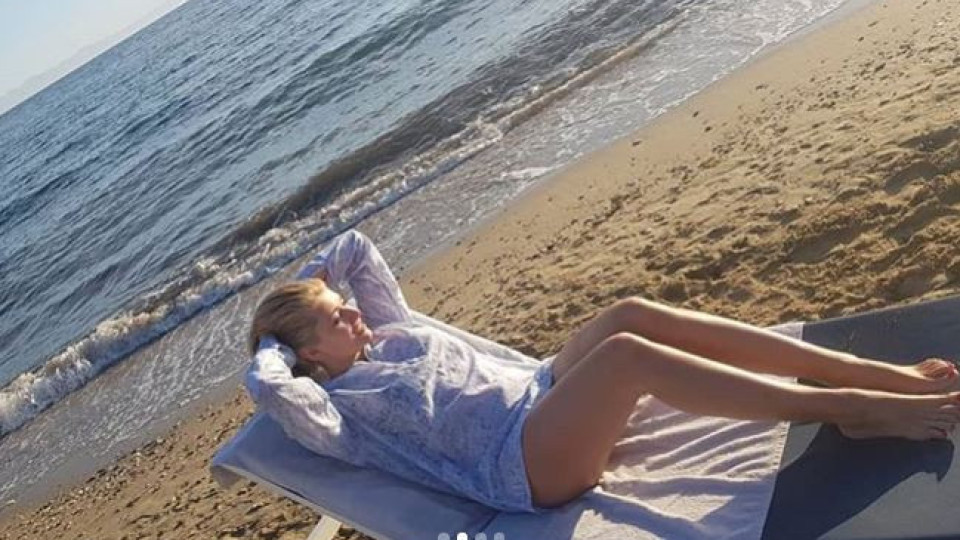 Ева Веселинова показа убийствено тяло на плажа! (виж тук)