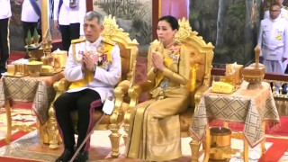 Четвърти път за щастие: Истинската история на краля на Тайланд и неговата съпруга
