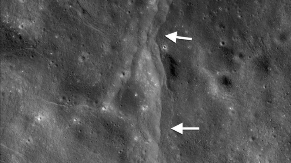 Експерти от НАСА: Луната се тресе и се свива! (Доказателства)