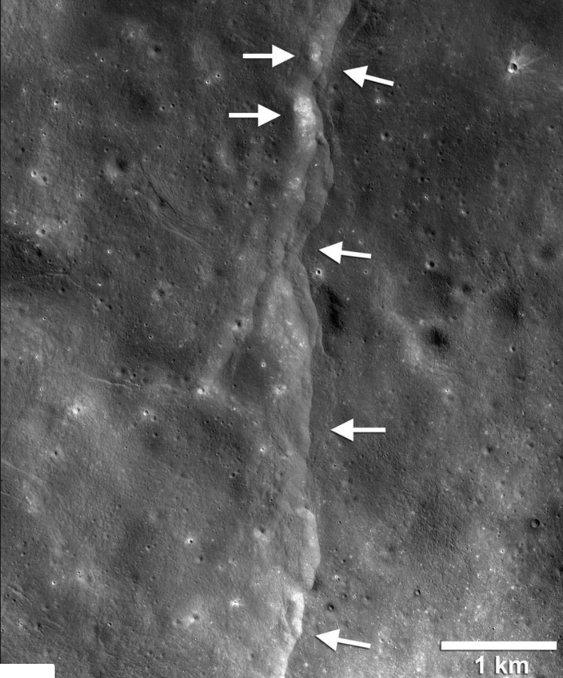 Експерти от НАСА: Луната се тресе и се свива! (Доказателства)