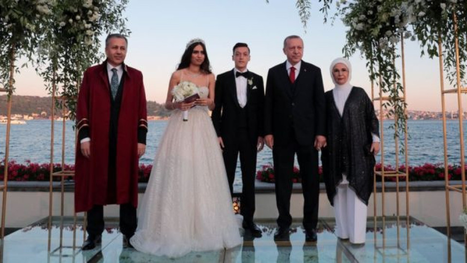 Ердоган венча футболна звезда! (Президентът кумува на Мис Турция и Месут Йозил)