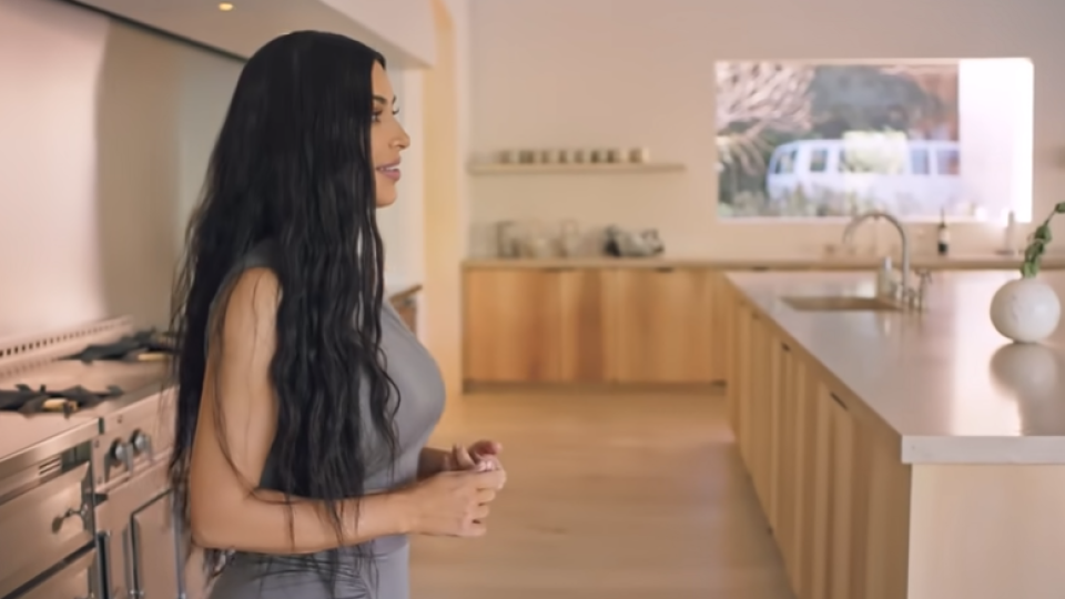Ким Кардашиян показа луксозния си дом (Вижте в какъв разкош тъне звездата – Видео)