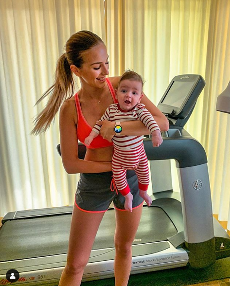 Префектна: Алекс Петканова си върна формата, тренира с бебето!