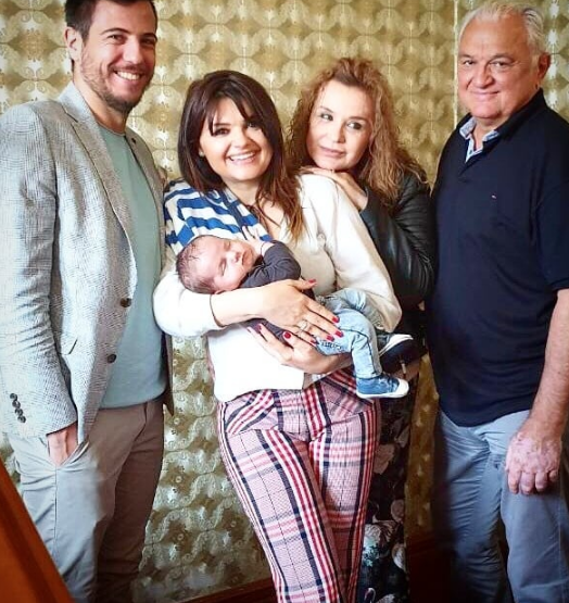 Бебето на Петя Дикова стана на два месеца (Вижте го на семейно фото)