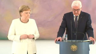 Ангела Меркел болна? (Германският канцлер притесни всички заради тремор на ръцете)