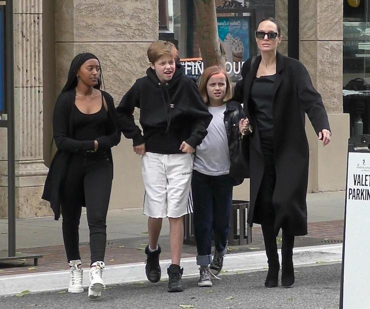 Анджелина Джоли нехае за възпитанието на децата си (Вижте какво призна бавачката им)