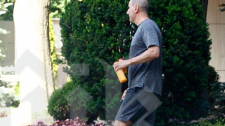 Цветан Цветанов бяга за здраве, жена му шета из моловете (Папарашки снимки)