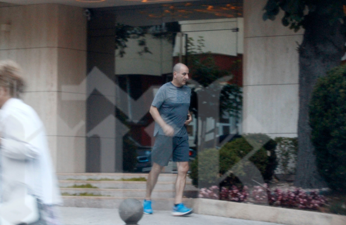 Цветан Цветанов бяга за здраве, жена му шета из моловете (Папарашки снимки)