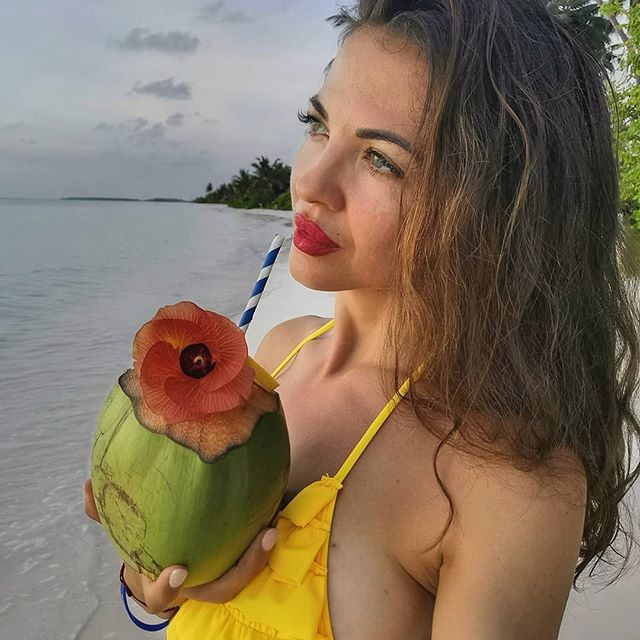 Райна продължава да пръска сексапил на Малдивите (Нови снимки)