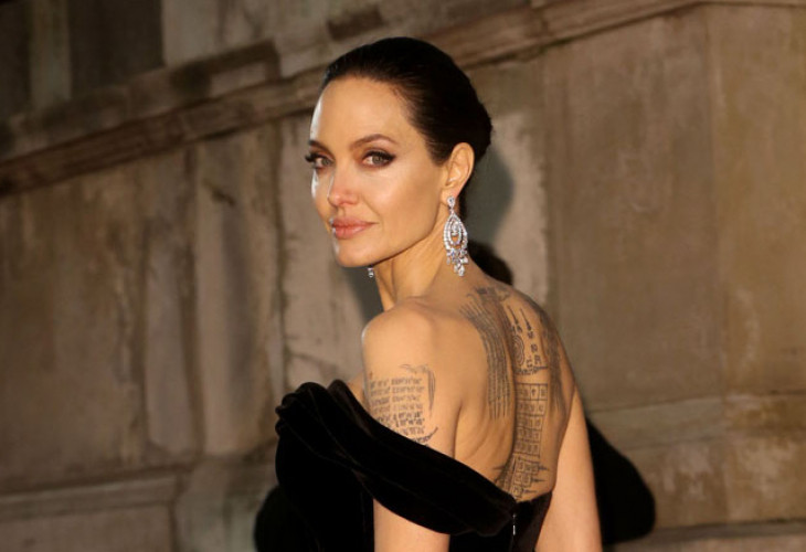Анджелина Джоли тръгна без сутиен (ФОТО)