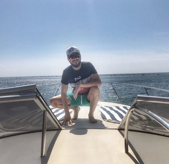 Криско обикаля родното Черноморие с яхта