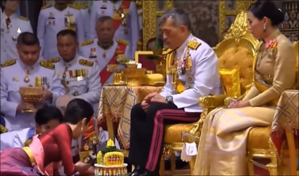 Кралят на Тайланд с втора булка (Владетелят се венча пред очите на жена си)