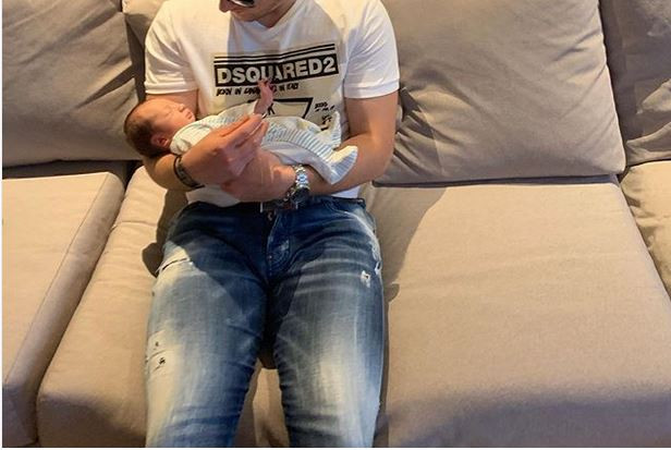 Бебето на Иван и Цветомила направи своя дебют в социалната мрежа сн. hotnews.bg