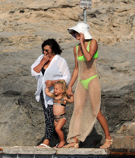 Ирина Шейк показа супер тяло по бански (Вижте я на почивка с дъщеря й – Снимки)