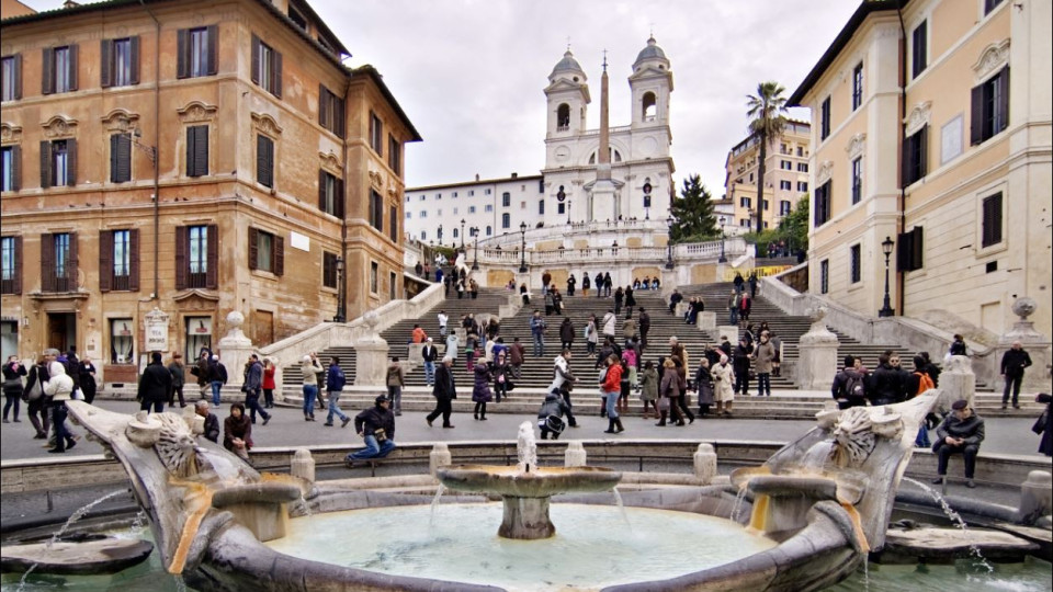 Италия гони туристи с безумни правила: Не сядайте на испанските стълби в Рим и не тракайте с токчета!
