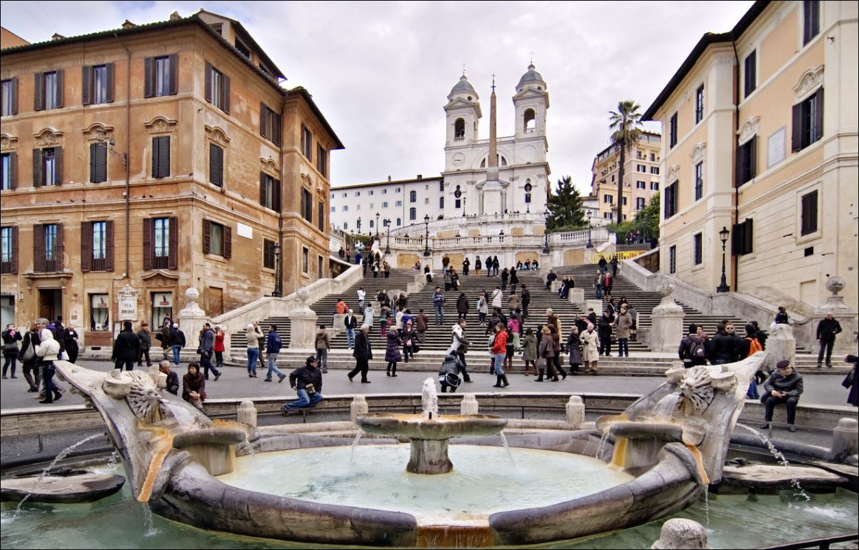 Италия гони туристи с безумни правила: Не сядайте на испанските стълби в Рим и не тракайте с токчета!