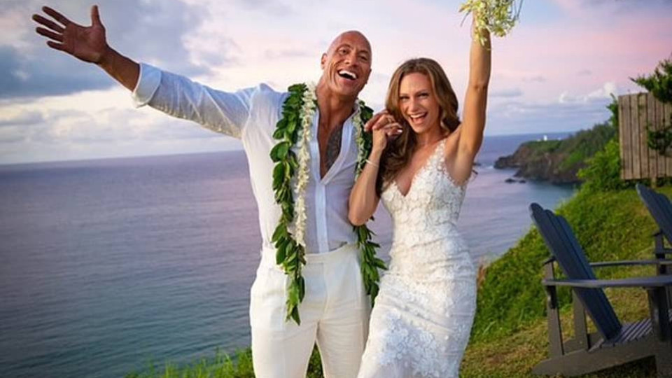 Горчиво! Скалата се ожени с хавайска сватба (Снимки)
