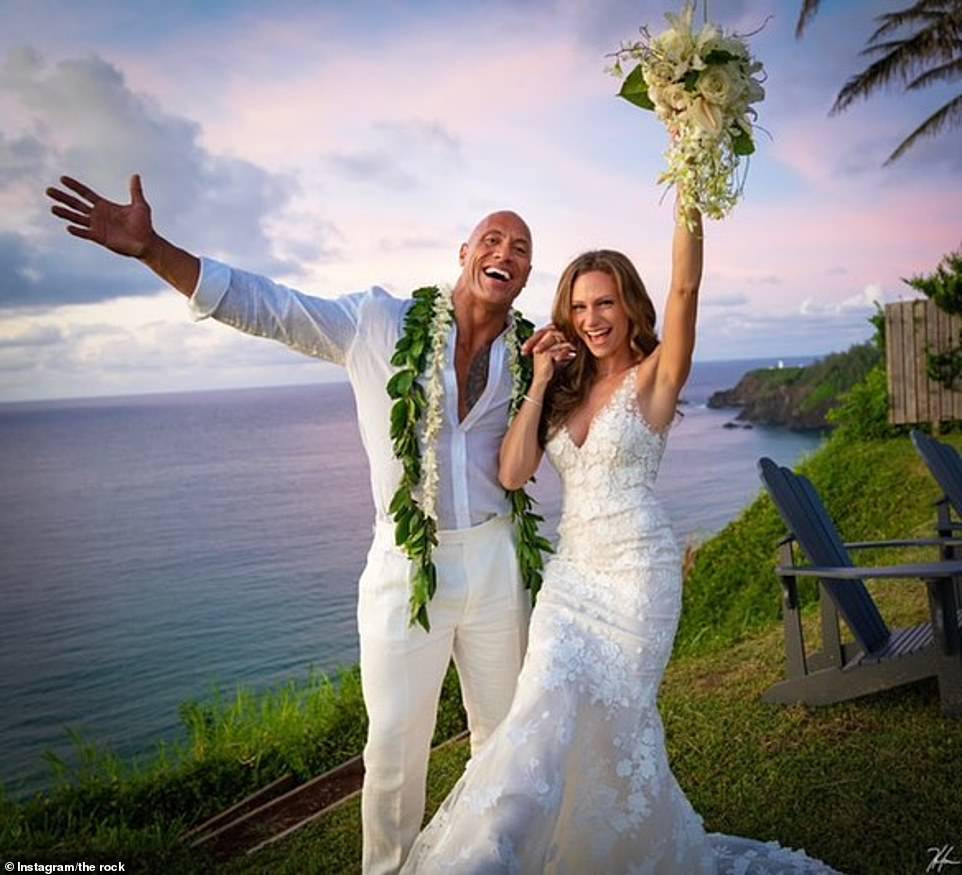 Горчиво! Скалата се ожени с хавайска сватба (Снимки)