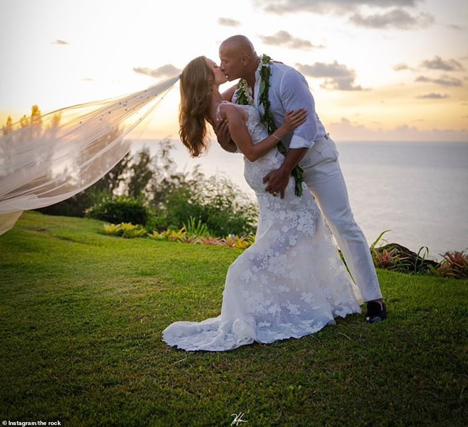 Горчиво! Скалата се ожени с хавайска сватба (Снимки) - Снимка 2
