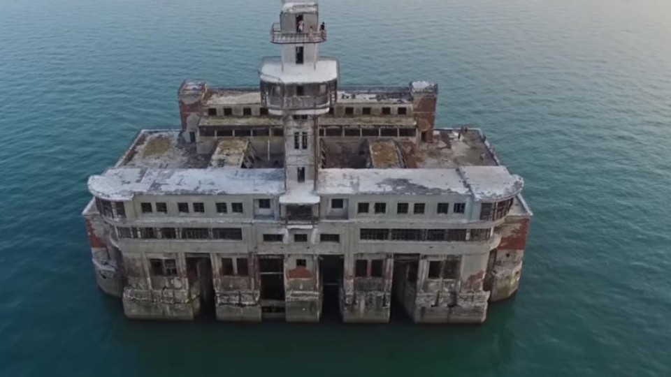 Тайният форт Бояр в Каспийско море (Какво се крие на странния остров в Дагестан?)