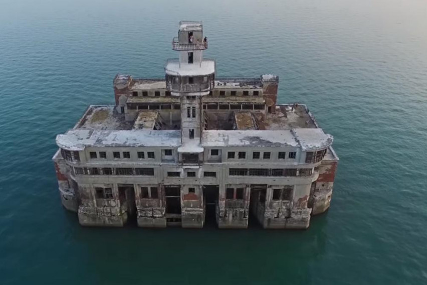 Тайният форт Бояр в Каспийско море (Какво се крие на странния остров в Дагестан?)
