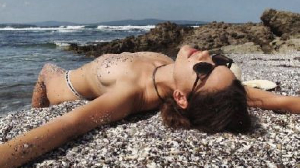 Горещо: Розмари Тишер се пусна гола на плажа! (виж тук)