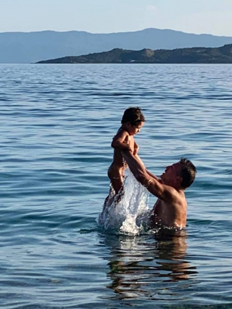 Ники Дойнов показа порасналия си син Марко (Вижте ги на семейна почивка в Гърция) - Снимка 3