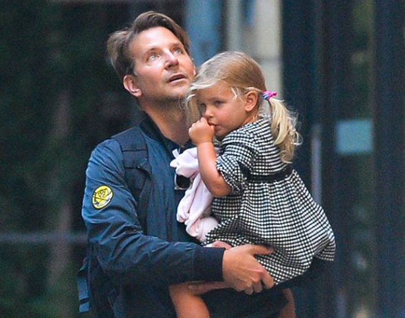 Брадли Купър е най-готиния татко (Вижте как се грижи за дъщеричката си – Снимки)