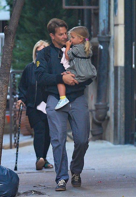 Брадли Купър е най-готиния татко (Вижте как се грижи за дъщеричката си – Снимки)