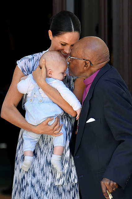 Меган и Хари заведоха Арчи при архиепископа на Кейптаун (Нови снимки на кралското бебе) - Снимка 2