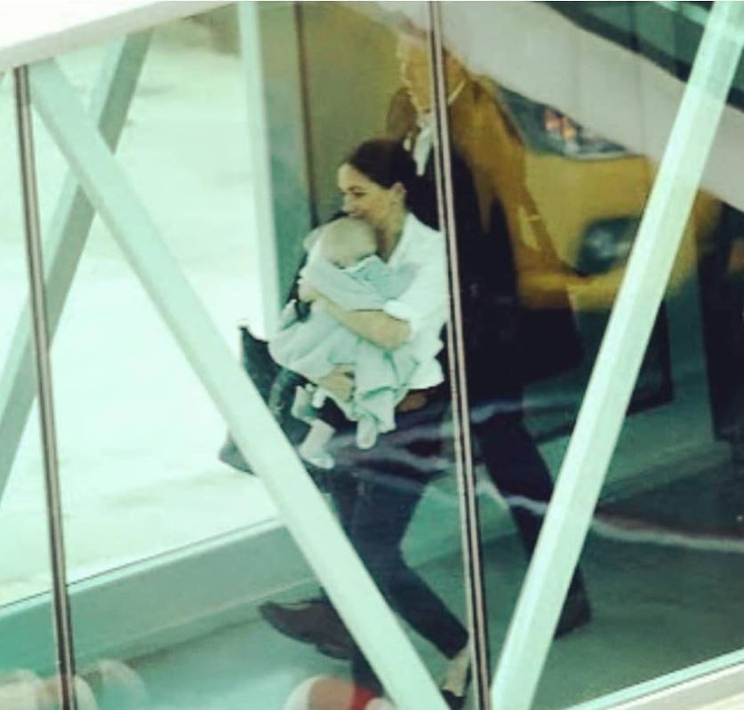 Меган Маркъл сама с бебето в Африка (Двойката се раздели по средата на турнето)