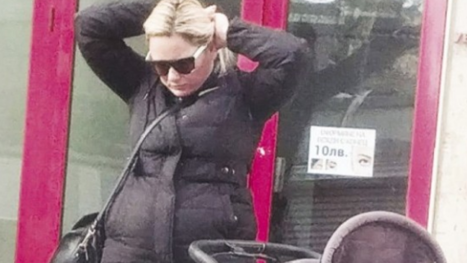 Лора Крумова лъсна с наедрял корем (Бременна ли е или надебеляла? – Папарашко фото)