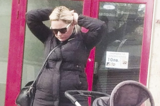 Лора Крумова лъсна с наедрял корем (Бременна ли е или надебеляла? – Папарашко фото)